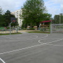 Basketball- und Fußballplatz auf Asphalt